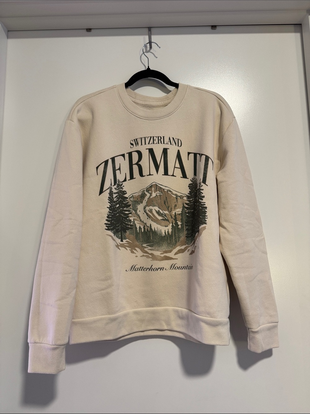 Hollister Men’s Zermatt Switzerland Graphic Crewneck Sweater - Cream